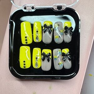 Yellow and Black Bow/Bee Nail Set (10 nails)